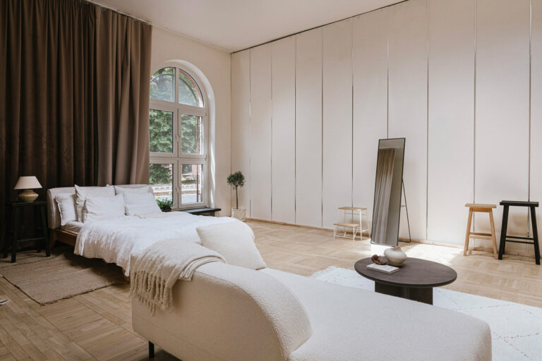 Apartament – studio fotograficzne Wrocław z dużym oknem i naturalnym światłem